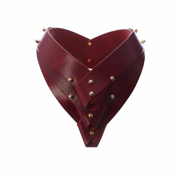 UNA BURKE LEATHER (8) Packshot sur fond blanc du collier Turned de Una Burke en cuir bordeaux de face.