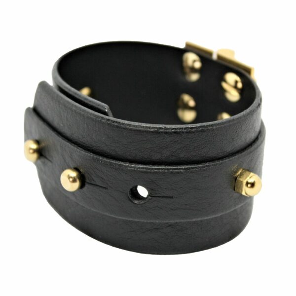 UNA BURKE - Scharnierarmband mit doppeltem Riemen Packshot auf weißem Hintergrund des Twin Strap Hinge-Armbands aus schwarzem Leder.
