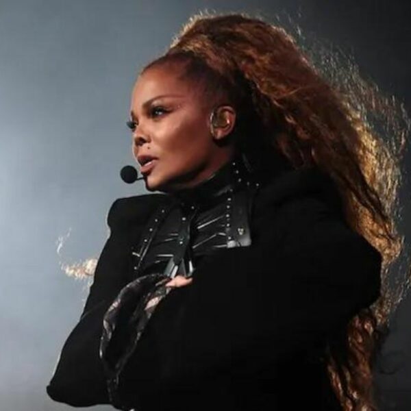 UNA BURKE - Schulterholster Leder Janet Jackson trägt bei einem Konzert ein Una Burke-Top.
