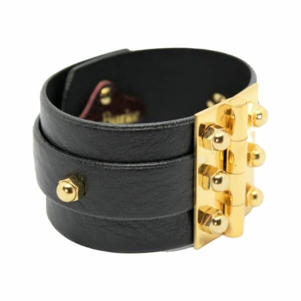 UNA BURKE - Scharnierarmband mit doppeltem Riemen Packshot auf weißem Hintergrund des Twin Strap Hinge-Armbands aus schwarzem Leder.