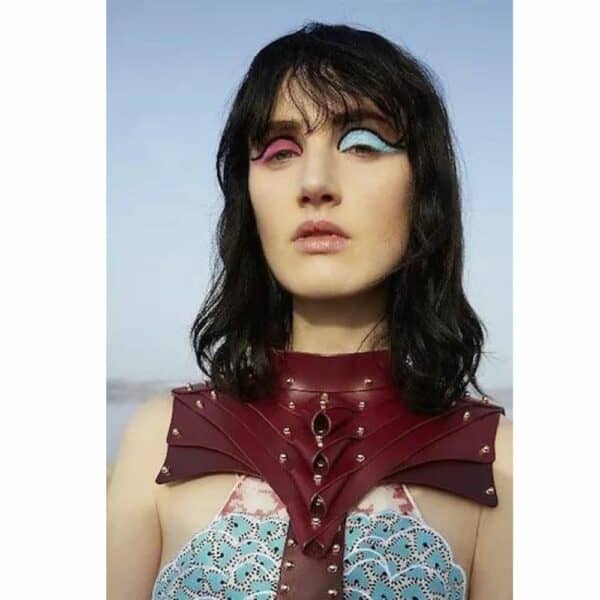 UNA BURKE - Férula corporal de cuero Mujer en el exterior vistiendo un top Una Burke de cuero rojo.
