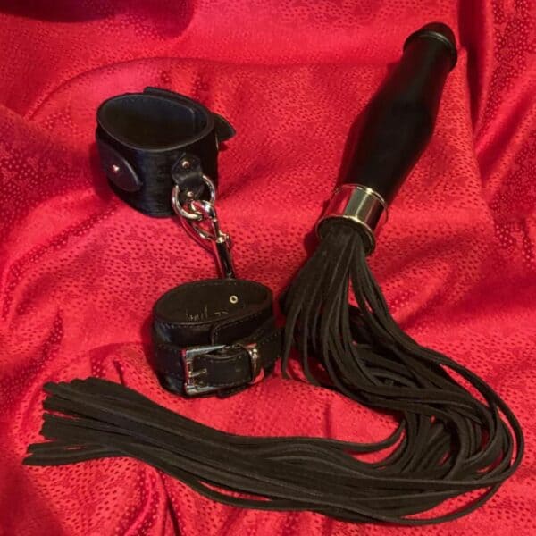 BDSM-Zubehör Schwarze Handfesseln aus Rindsleder und goldplattiertem Messing Armbänder mit Rosshaar, gefüttert mit Veloursleder und schwarzem Hammer aus Rindsleder Holzgriff und Details aus goldplattiertem Messing mit 30 Riemen aus Wildleder