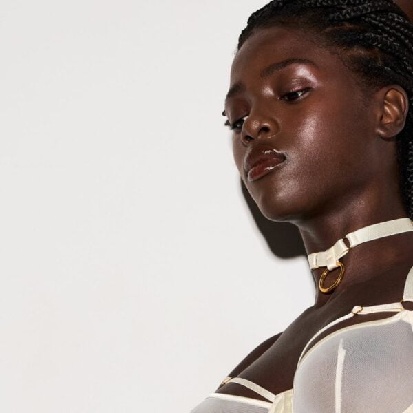 BORDELLE NEW SIGNATURE (37) Photo d'une Femme de 3/4 portant un Collier avec Anneau et un Soutien-Gorge en Résille Couleur Crème