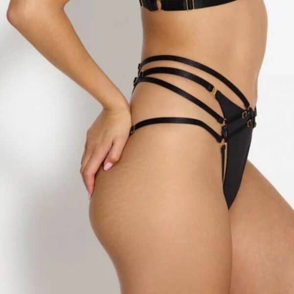 BORDELLE SIGNATURE (5) Femme portant le string avec culotte harnais ouvert en noir