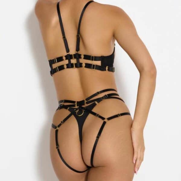 BORDELLE SIGNATURE (6) Femme portant le string avec culotte harnais ouvert en noir