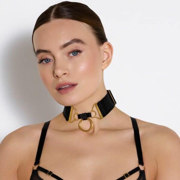 Foto de una mujer de frente que lleva un collar con un anillo negro