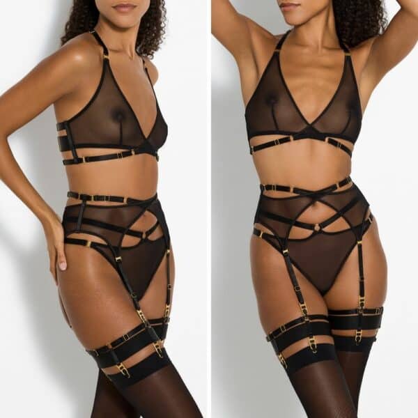 BORDELLE SIGNATURE BLACK (47) Photo d'une Femme de 3/4 et de Devant portant un Soutien-gorge Croisé en Résille, des Porte-Jarretelles en Résille, Une String en Résille et des Jarretières couleur Noir
