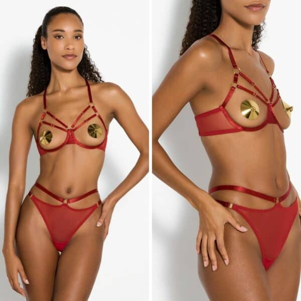 Foto de una mujer de frente y de tres cuartos con un sujetador abierto y un tanga de rejilla rojo con cubrepezones dorados