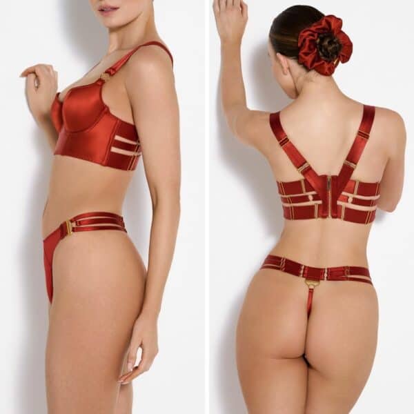 BORDELLE SIGNATURES BURNT RED (2) Photo d'une Femme de Côté et de Dos portant un Soutien-Gorge Push-Up en Soie et un String Multi-sangles en Résille et Jersey couleur Rouge