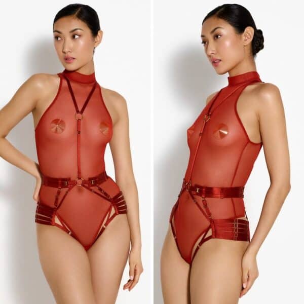 BORDELLE SIGNATURES BURNT RED (5) Photo d'une Femme de Devant et de 3/4 portant un Harnais Corps – 2 pièces et un Body Résille couleur Rouge avec des Nippies Dorés