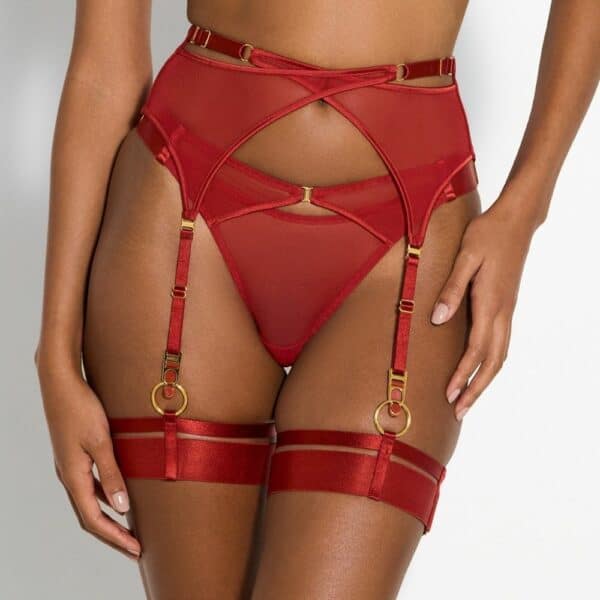 BORDELLE SIGNATURES BURNT RED (69) Détail d'une Photo d'une Femme de Devant portant des Porte-jarretelles Wrap en Résille, un String en Résille et des Garters Wide Strap couleur Rouge