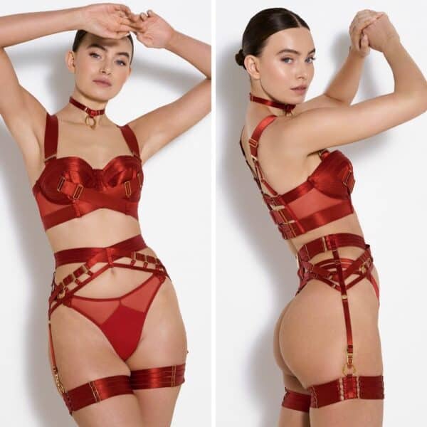 BORDELLE FIRMAS ROJO QUEMADO (8) Foto de una mujer vista de frente y de perfil con un sujetador tipo bustier, un collar con anilla, liguero, un tanga de rejilla y jersey con múltiples tirantes y ligas de color rojo