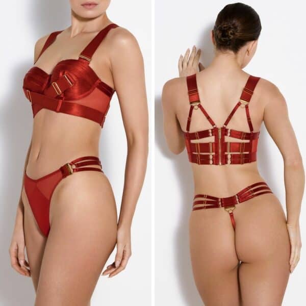 BORDELLE FIRMAS ROJO QUEMADO (9) Foto de una mujer de espaldas y de tres cuartos con un sujetador tipo bustier y un tanga de tirantes múltiples de rejilla y jersey de color rojo