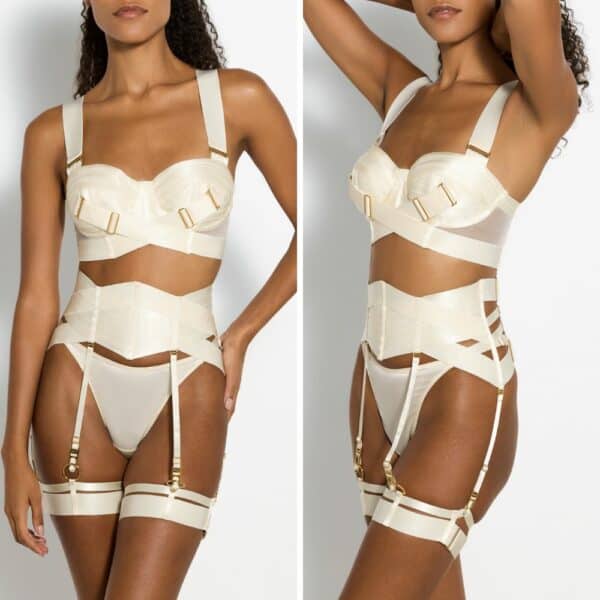 BORDELLE Signature (4) Photo d'une Femme de 3/4 et de Devant portant un Soutien-Gorge Bustier, un Serre-Taille Porte-jarretelles, des Jarretières et un String en Soie couleur Crème