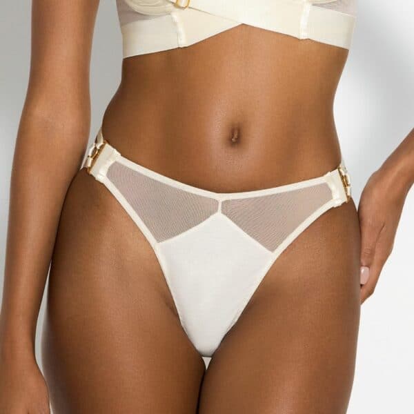 BORDELLE Signature (9) Détail de la Photo d'une Femme de Devant portant un Soutien-Gorge Bustier et un String en Résille et Jersey couleur Crème