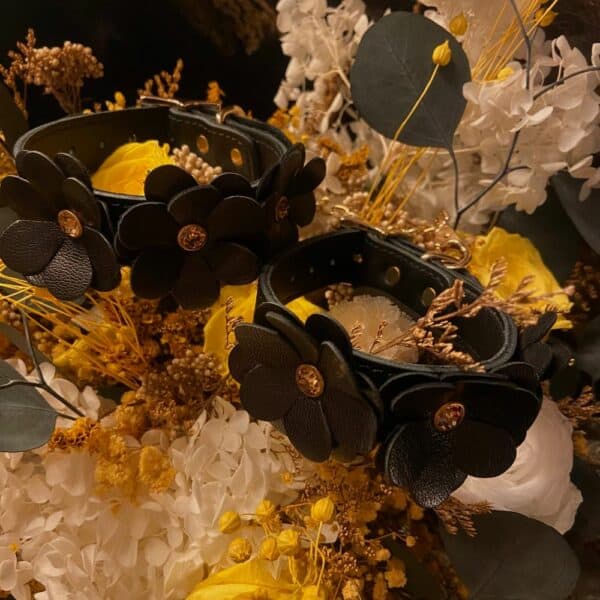 Menottes en cuir noir au design fleur.
