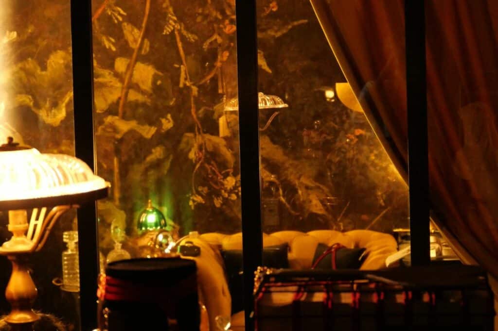 Showroom de lingerie de créateurs et accessoires BDSM à Paris avec décoration intérieure