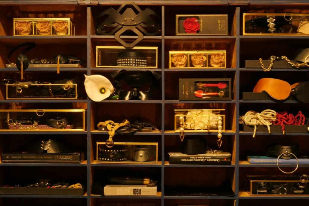 Etagère showroom de lingerie de créateurs et BDSM avec différents objets