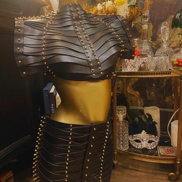 UNA BURKE - Rüstungsjacke aus Leder Skulpturale Bossue-Jacke aus schwarzem Leder von Úna Burke, die von Michelle Yeoh in Star Trek Discovery getragen wurde. Vegetabil gegerbtes Rindsleder, vergoldete Messingbeschläge, Messingschrauben. Handgefertigt in Irland.