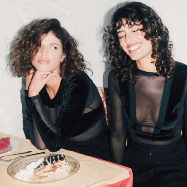 Undress Code – Body It Suits You | Brigade Mondaine Paris Body noir Undress Code It Suits You avec panneaux transparents, porté par deux modèles, sélection Brigade Mondaine Paris.