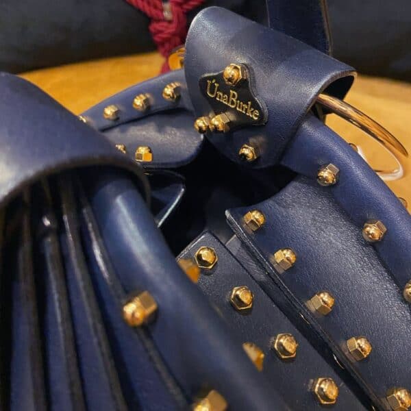 UNA BURKE - Sac Shell Blueberry Sac Cuir Bleu construction sculpturale en forme de coquille confectionné entièrement à la main tannage végétal Anse anneau en laiton poli raccords en laiton massif recouverts d’or et vis en laiton à l’arrière