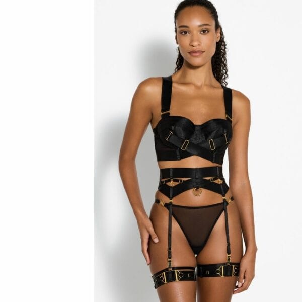 BORDELLE RETTA AW25 (41) Женщина спереди в бюстгальтере без бретелек с поясом на подвязках, стрингах в сеточку и подвязках черного цвета