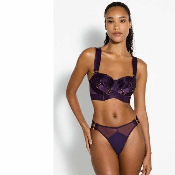 BORDELLE RETTA AW25 (47) Женщина спереди в фиолетовом бюстгальтере-бюстье и многослойных бретелях-стрингах