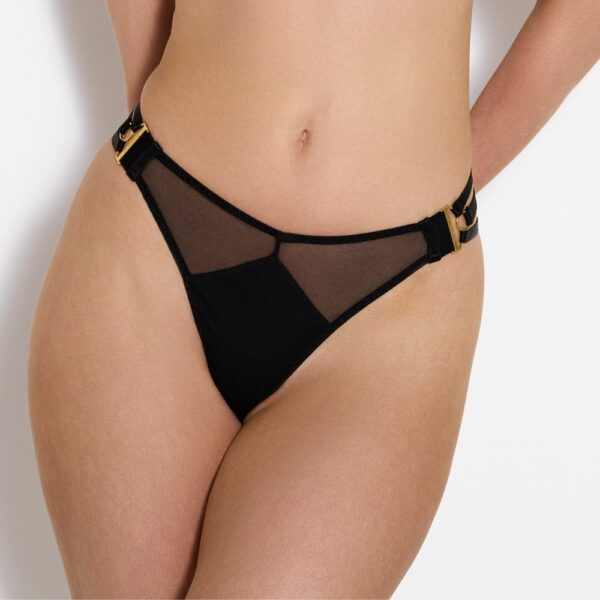 BORDELLE SIGNATURE BLACK (16) Фотография женщины в анфас в черных стрингах из сетки и джерси