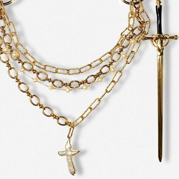 QRUCIFIX LINGERIE - пояс VENUS Деталь снимка золотого пояса-цепочки с жемчугом и брелоками