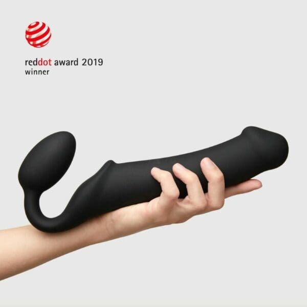 STRAP-ON-ME - Strap-on Original Black The 2019 award-winning non-vibrating strap-on combines ultra-soft silicone and a flexible memory neck for exceptional comfort. It simultaneously stimulates the clitoris and G-spot thanks to its egg-shaped part. Its ergonomic design adapts perfectly to your anatomy for a unique experience. Flexible and durable, it guarantees optimal stimulation.