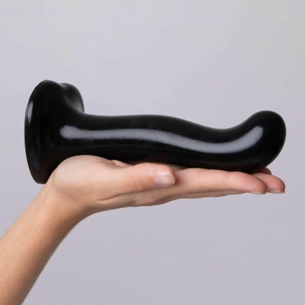 STRAP-ON-ME - Dildo Point P&G Dildo Point P&G de Strap-On-Me en silicone noir, avec courbure ergonomique pour stimuler le Point G et le Point P. Ventouse puissante pour une fixation sur surface plane et une utilisation mains libres.