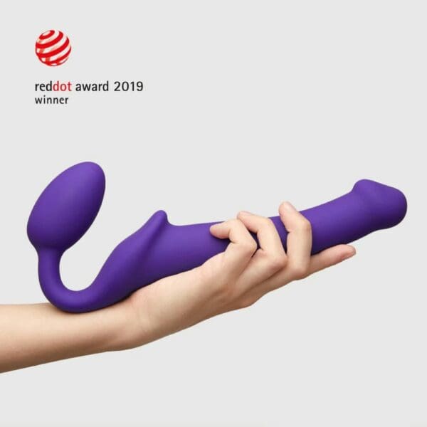 STRAP-ON-ME - Strap-on Original Violet Le strap-on non vibrant, primé en 2019, combine silicone ultra-doux et cou flexible à mémoire de forme pour un confort exceptionnel. Il stimule simultanément le clitoris et le point G grâce à sa partie œuf. Son design ergonomique s’adapte parfaitement à votre anatomie pour une expérience unique. Souple et durable, il garantit une stimulation optimale.