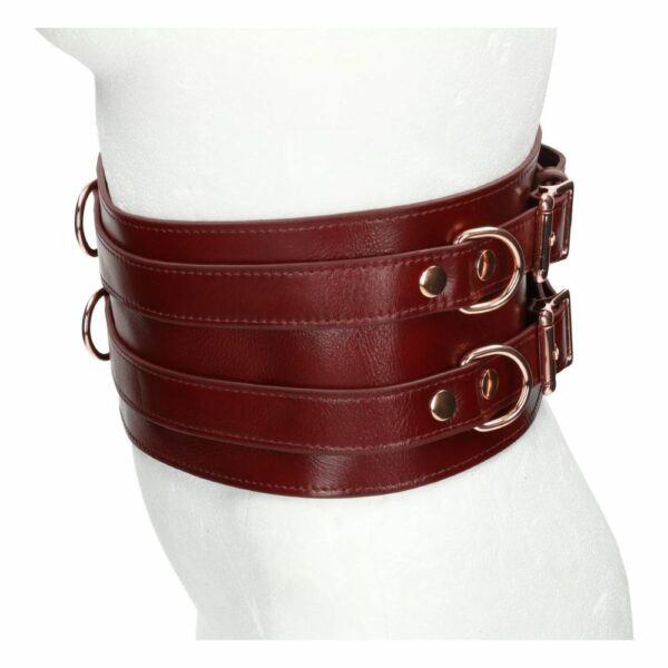 Photo du Côté d'une Ceinture en Cuir couleur Rouge sur Mannequin