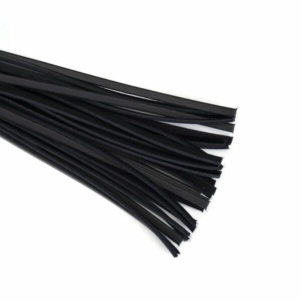 Détail du Packshot d'un Martinet avec un Manche en Cuir Rouge et Lanières en Cuir Noir