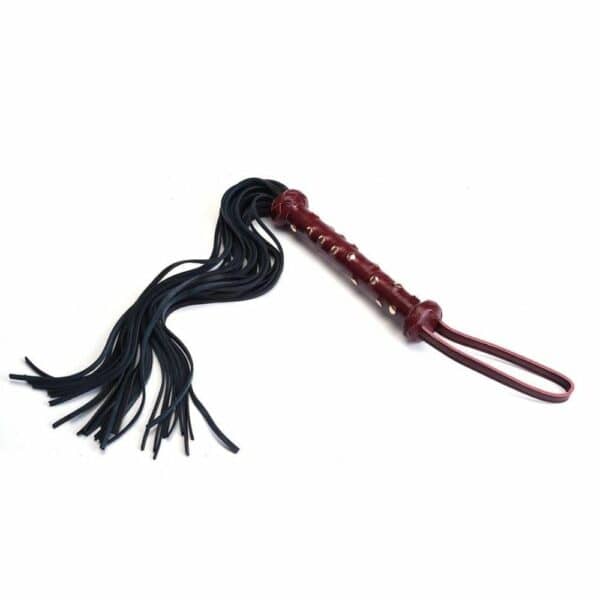 Packshot d'un Martinet avec un Manche en Cuir Rouge et Lanières en Cuir Noir