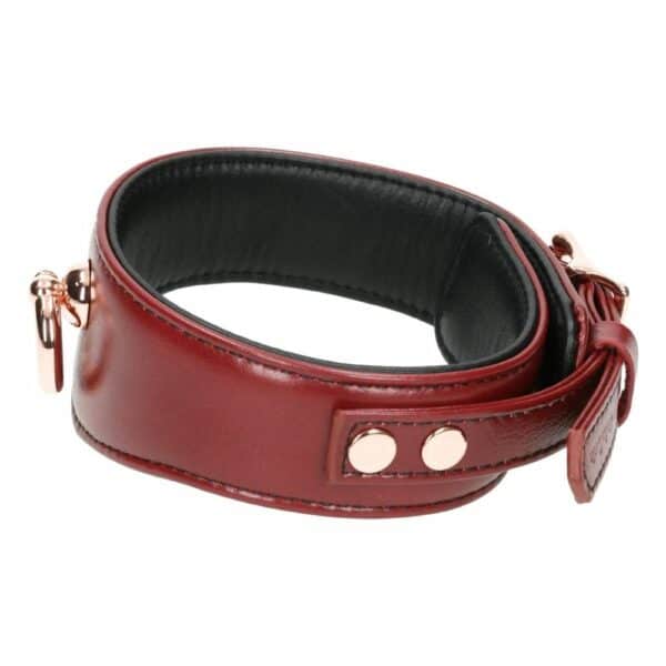 Packshot de Côté d'un Collier Incurvé en Cuir Rouge