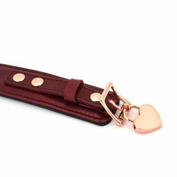 Détail du Packshot d'un Collier Incurvé mis à plat avec Cadenas Cœur en Cuir Rouge