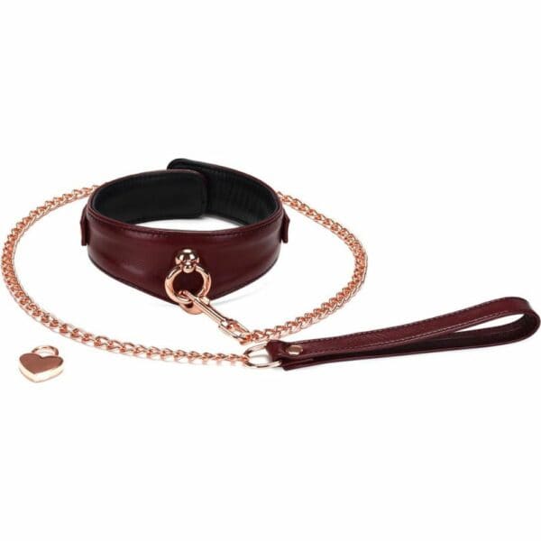 Packshot d'un Collier Incurvé en Cuir Rouge avec Laisse en Cuir Rouge et Châine Dorée avec Cadenas et clefs