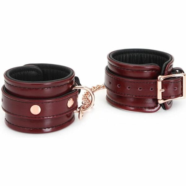 Packshot de 3/4 de Menottes en Cuir couleur Rouge avec Chaine Or
