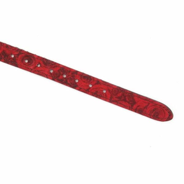 Détail sur les Crans du Devant d'un Bandeau en Cuir Imprimé de Roses Rouges Mis à Plat