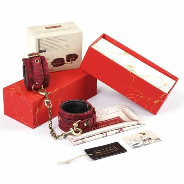 Packshot du contenu de la boîte des Menottes en Cuir en Cuir Imprimé de Roses Rouges