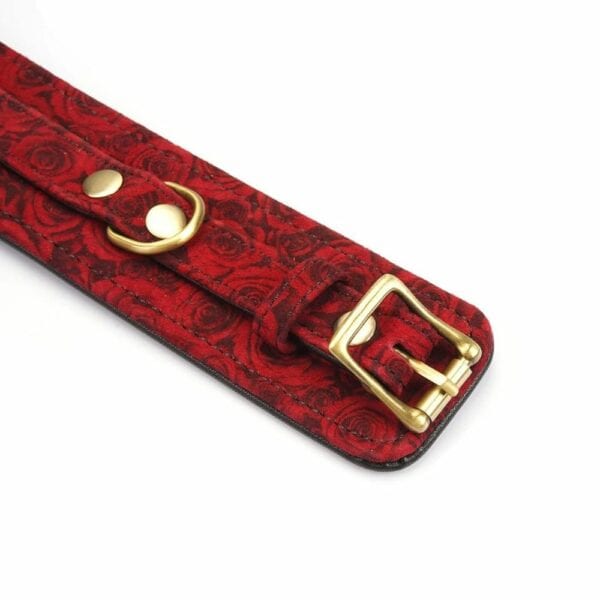 Détail de la boucle du Packshot de Devant de Menottes en Cuir Imprimé de Roses Rouges Mises à Plat