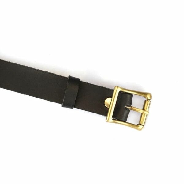 Détail de la Boucle du Packshot d'un Bandeau en Cuir Marron Mis à Plat