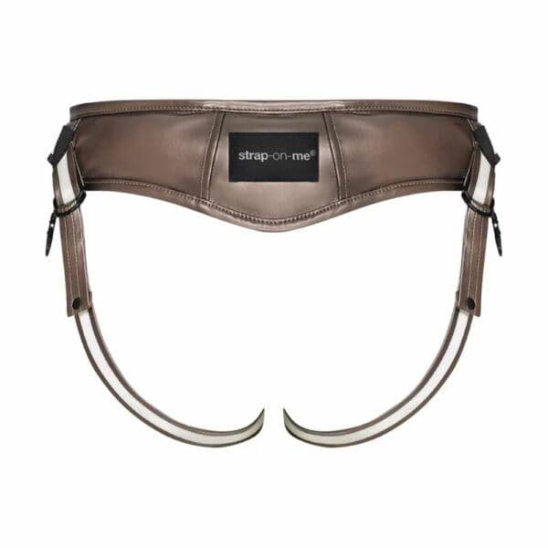STRAP-ON-ME - Harnais Pegging Desirous Le Harnais Strap-On-Me Desirous en bronze, avec ses sangles ajustables, offre un ajustement parfait et un confort optimal. Son design élégant et sa couleur cuivre captivante ajoutent une touche de sensualité à vos moments intimes. Compatible avec les Dildos Strap-On-Me à mémoire de forme, il permet une exploration du plaisir tout en garantissant une expérience agréable et sécurisée.