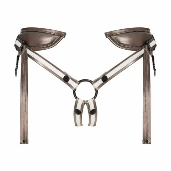 STRAP-ON-ME - Harnais Pegging Desirous Le Harnais Strap-On-Me Desirous en bronze, avec ses sangles ajustables, offre un ajustement parfait et un confort optimal. Son design élégant et sa couleur cuivre captivante ajoutent une touche de sensualité à vos moments intimes. Compatible avec les Dildos Strap-On-Me à mémoire de forme, il permet une exploration du plaisir tout en garantissant une expérience agréable et sécurisée.