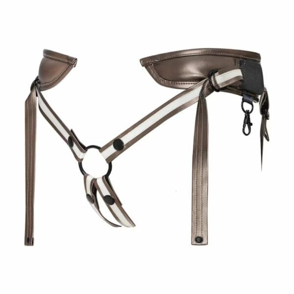 STRAP-ON-ME - Harnais Pegging Desirous Le Harnais Strap-On-Me Desirous en bronze, avec ses sangles ajustables, offre un ajustement parfait et un confort optimal. Son design élégant et sa couleur cuivre captivante ajoutent une touche de sensualité à vos moments intimes. Compatible avec les Dildos Strap-On-Me à mémoire de forme, il permet une exploration du plaisir tout en garantissant une expérience agréable et sécurisée.