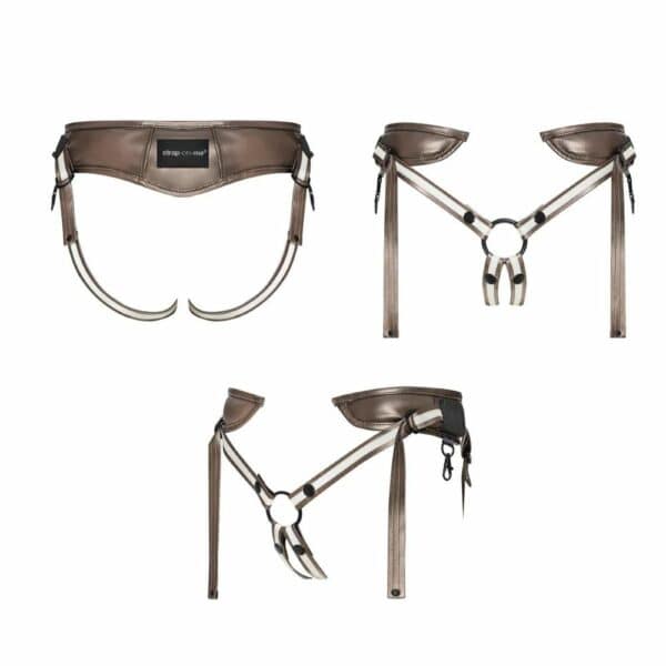 STRAP-ON-ME - Harnais Pegging Desirous Le Harnais Strap-On-Me Desirous en bronze, avec ses sangles ajustables, offre un ajustement parfait et un confort optimal. Son design élégant et sa couleur cuivre captivante ajoutent une touche de sensualité à vos moments intimes. Compatible avec les Dildos Strap-On-Me à mémoire de forme, il permet une exploration du plaisir tout en garantissant une expérience agréable et sécurisée.