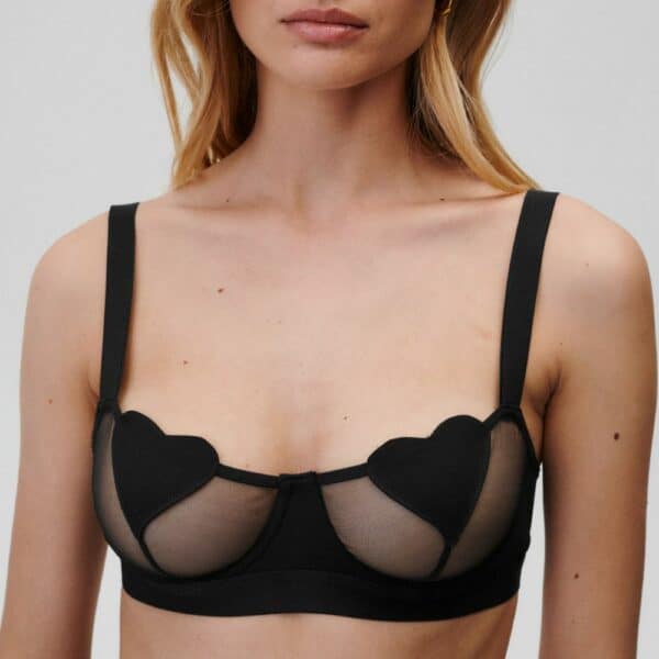 UNDRESS CODE - Soutien-gorge No Ordinary Love Détail sur le Soutien-Gorge d'une Photo d'une Femme de Devant portant un Soutien-Gorge et un String en résille couleur Noir