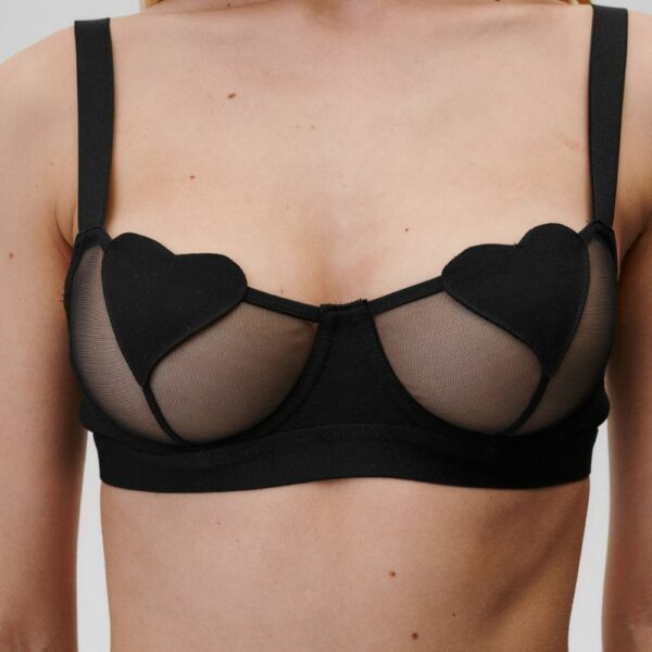 UNDRESS CODE - Soutien-gorge No Ordinary Love Détail sur le Soutien-Gorge d'une Photo d'une Femme de Devant portant un Soutien-Gorge et un String en résille couleur Noir