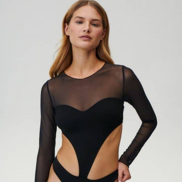 UNDRESS CODE - Body String FIRST LOVE Photo d'une Femme de Devant portant un Body à Empiècements en Résille et Viscose à Manches Longues Ouvert sur le Côté et le Dos couleur Noir